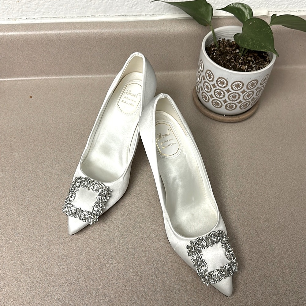 BNWT EMBELLISHED BRIDAL PUMPS